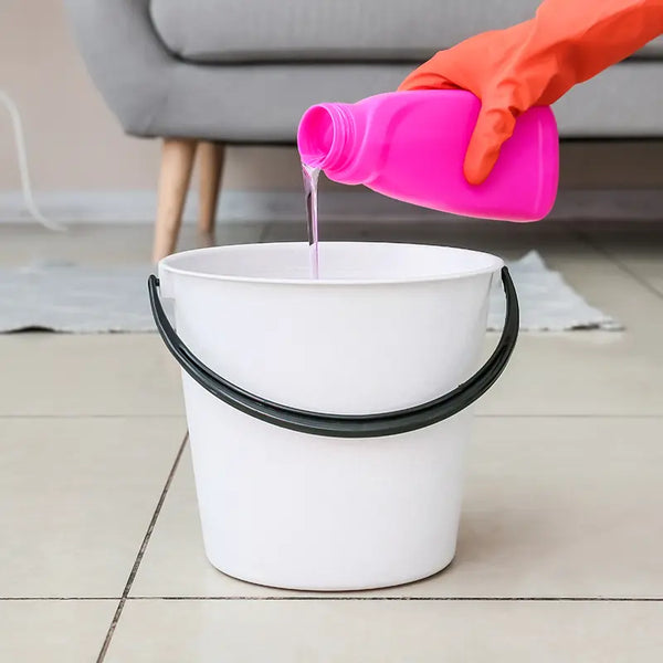 Putzmittel im Eimer