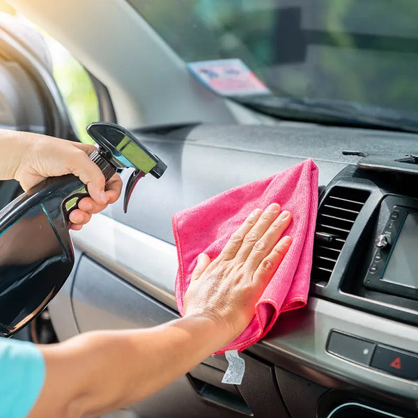 Reiniger wird aufgesprüht 